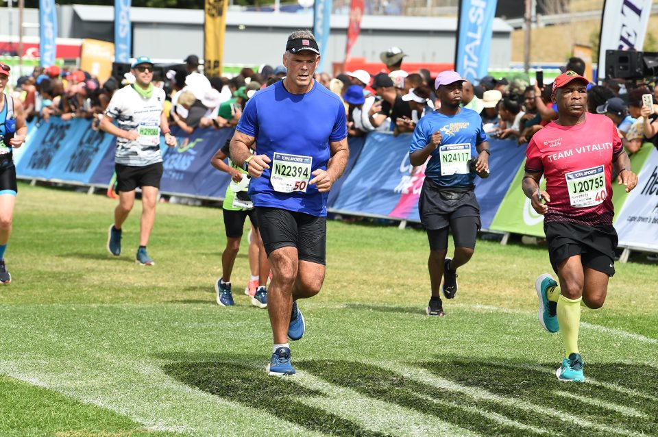 Marius Hurter running during the Totalsports Two Oceans Marathon as crowds cheer runners in Cape Town