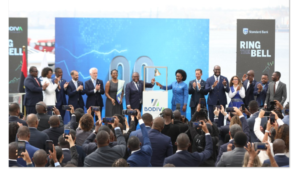 Officials and business leaders celebrate Standard Bank Angola’s admission to trading on BODIVA during the Ring the Bell ceremony in Luanda.