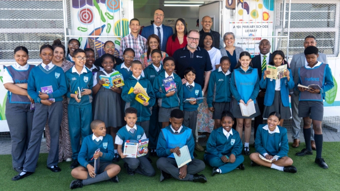 Apex Primary School learners and education representatives celebrate reading with books during the Western Cape’s literacy campaign.